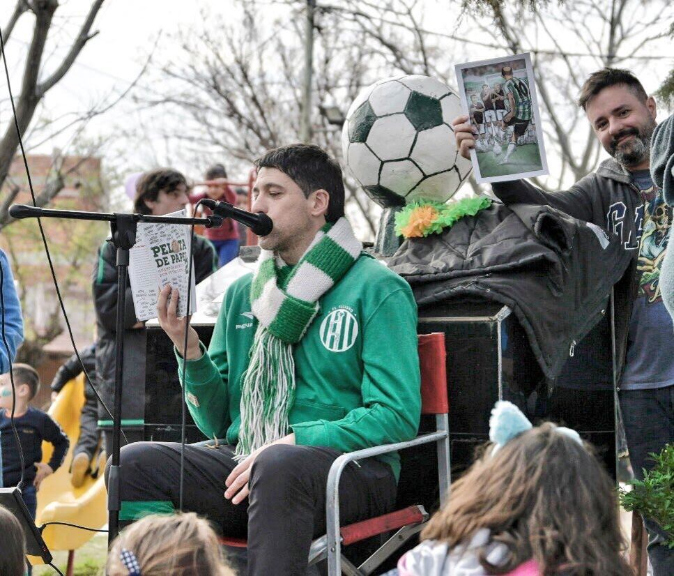 Matías Carnival está terminando de escribir un libro sobre liderazgo consciente. Además, narró un cuento en el libro Pelota de Papel