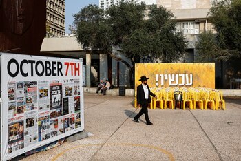 Un hombre pasa junto a