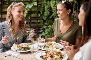 Unas amigas comparten una comida (Magnific)