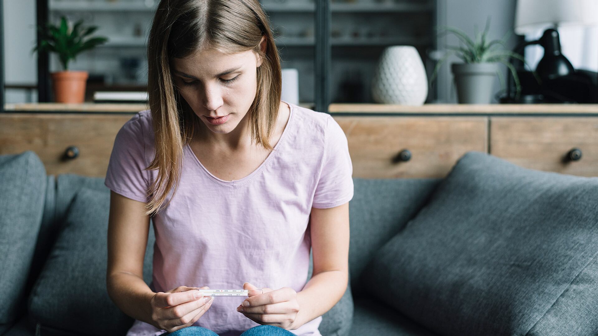 7 de cada 10 embarazos en menores de 15 años no son intencionales; la mayoría se relaciona con contextos de abuso y falta de información (Freepik)