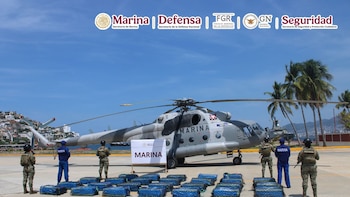 Marina asegura embarcación con bultos de cocaína frente a costas de Guerrero: hay dos extranjeros detenidos