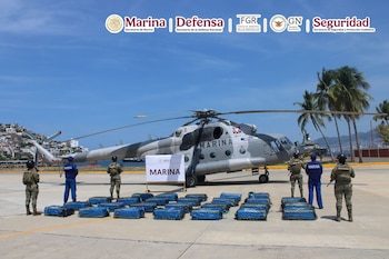 Los detenidos y lo asegurado fueron puestos a disposición de la autoridad competente en la Octava Región Naval, en Acapulco, Guerrero. (Cortesía)