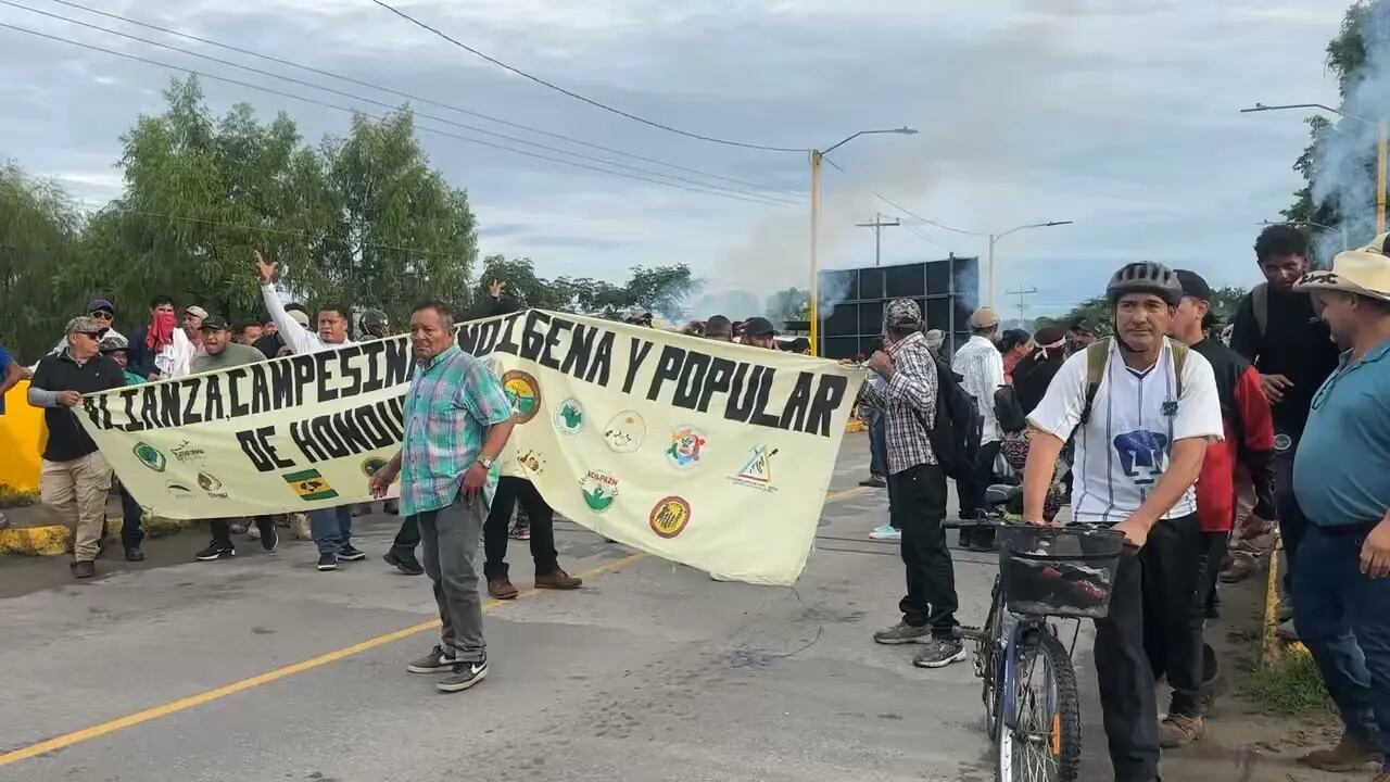 El cierre de la carretera provocó largas filas de vehículos y afectó a transportistas y conductores particulares que circulaban por el litoral atlántico hondureño. (Foto: Proceso Digital HN)