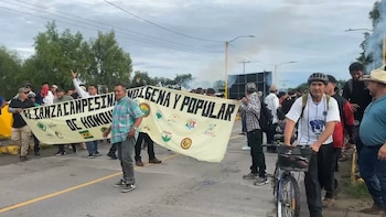 El cierre de la carretera provocó largas filas de vehículos y afectó a transportistas y conductores particulares que circulaban por el litoral atlántico hondureño. (Foto: Proceso Digital HN)