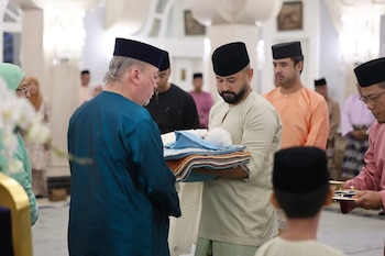 El sultán Ibrahim Iskandar, el Tunku Ismail y la princesa. (Instagram @hrhcrownprinceofjohor)