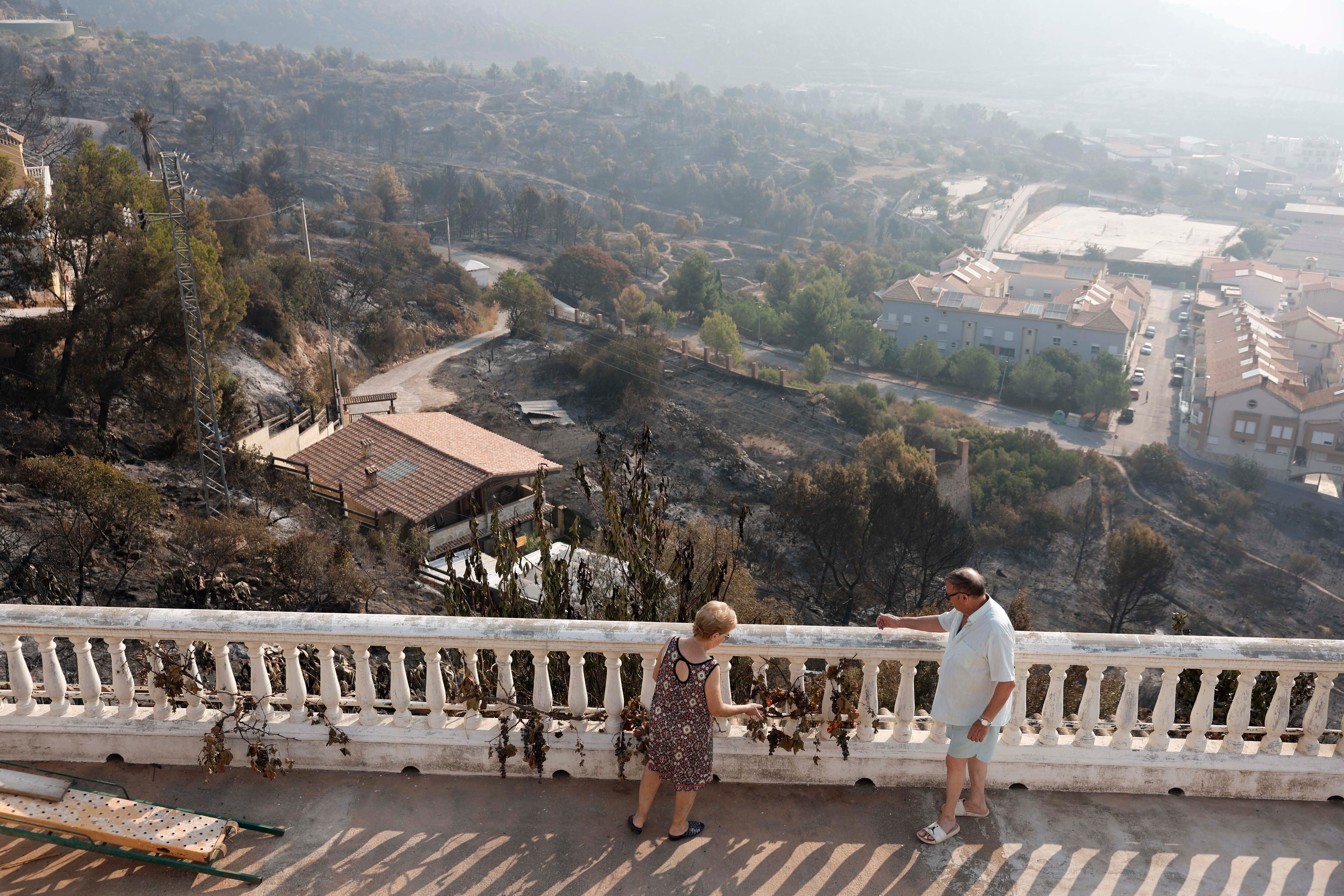 Julián y Manoli, dos vecinos de la urbanización Balcón del Valle de La Vall d'Uixó (Castellón). (EFE/Manuel Bruque)