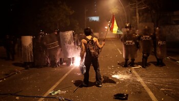 Un manifestante enfrenta la policía