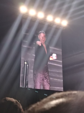 Montaner subió a fans al escenario y repartió regalos; a un niño le obsequió una taza y un abrazo.