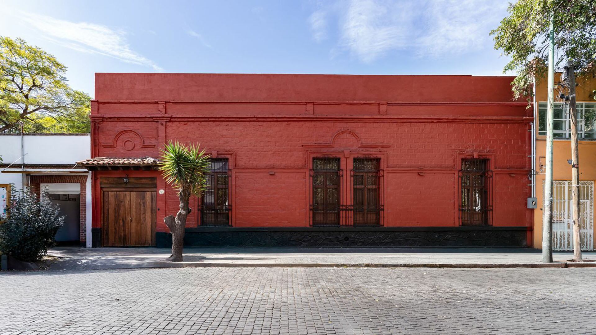 La Casa Roja, convertida ahora en museo, abre sus puertas para explorar la intimidad familiar que marcó la niñez de la artista (Museo Casa Kahlo)