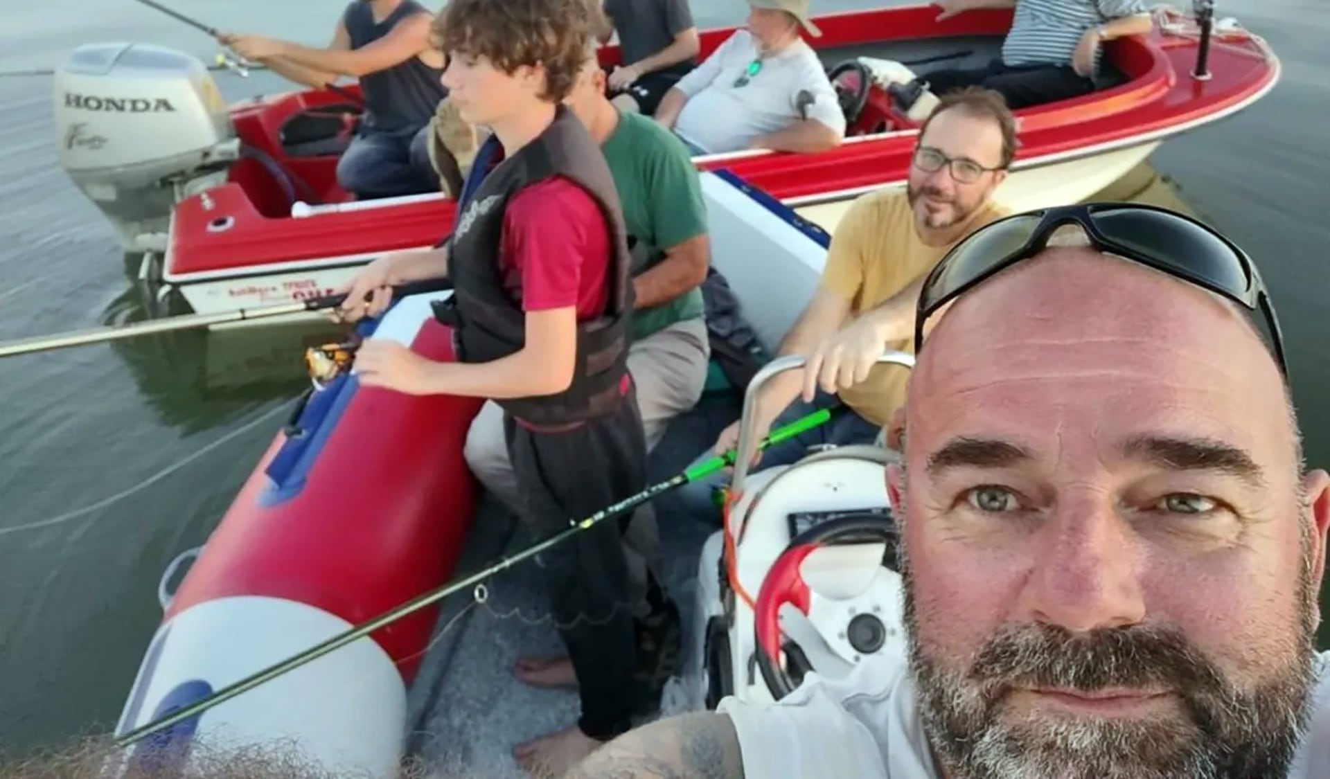 La Prefectura Naval Argentina activó el operativo de búsqueda a las 20.50 del domingo, luego de que personal del Camping Hudson alertara que la lancha no había vuelto