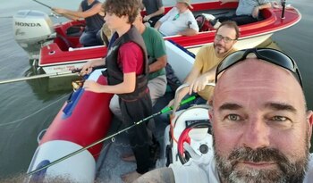 La Prefectura Naval Argentina activó el operativo de búsqueda a las 20.50 del domingo, luego de que personal del Camping Hudson alertara que la lancha no había vuelto
