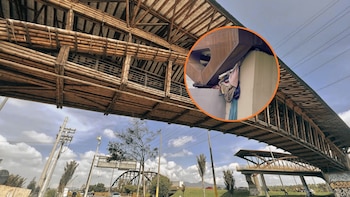 Hallaron un cambuche colgante en columna del Puente de Guadua en Bogotá: estaba instalado a varios metros de altura y en punto de difícil acceso