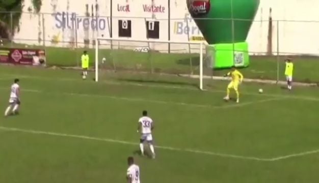 “El blooper de la temporada”: el insólito gol en contra de un arquero que generó controversias