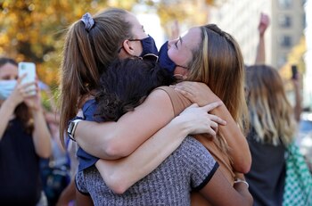 Abrazos por la noticia de