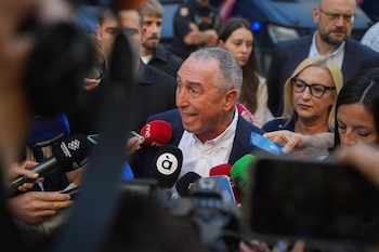 23/09/2025 El síndic de Compromís, Joan Baldoví, ofrece declaraciones a la prensa, durante una concentración para pedir la dimisión de Mazón, frente a Les Corts Valencianes, a 23 de septiembre de 2025, en Valencia, Comunidad Valenciana (España). La Asociación de Víctimas Dana 29 de Octubre 2024 ha convocado una concentración en el exterior de Les Corts para exigir la renuncia de Mazón y para "volver a alzar la voz de la dignidad, la memoria y la reivindicación de verdad, justicia y reparación". La manifestación tiene lugar mientras dentro de Les Corts se lleva a cabo el primer Debate de Política General tras la dana.
POLITICA
Jorge Gil - Europa Press