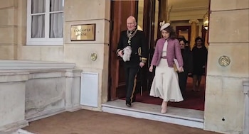 Laura Sarabia saluda al rey