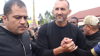 Hernán Barcos estrechando la mano