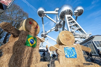 Dos figuras de de paja