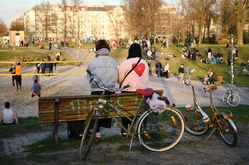 Dos jóvenes en una plaza