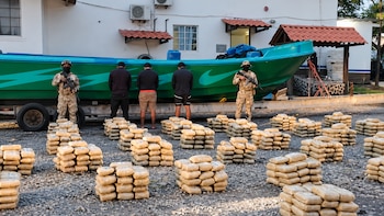 Les falló la jugada: tres extranjeros intentaron escapar y arrojaron al mar 1.098 paquetes de presunta droga en Panamá