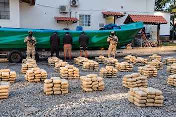 Los tripulantes intentaron escapar y arrojaron varios sacos al mar al detectar la presencia de unidades aeronavales que realizaban patrullajes en la zona. Tomada de Instagram