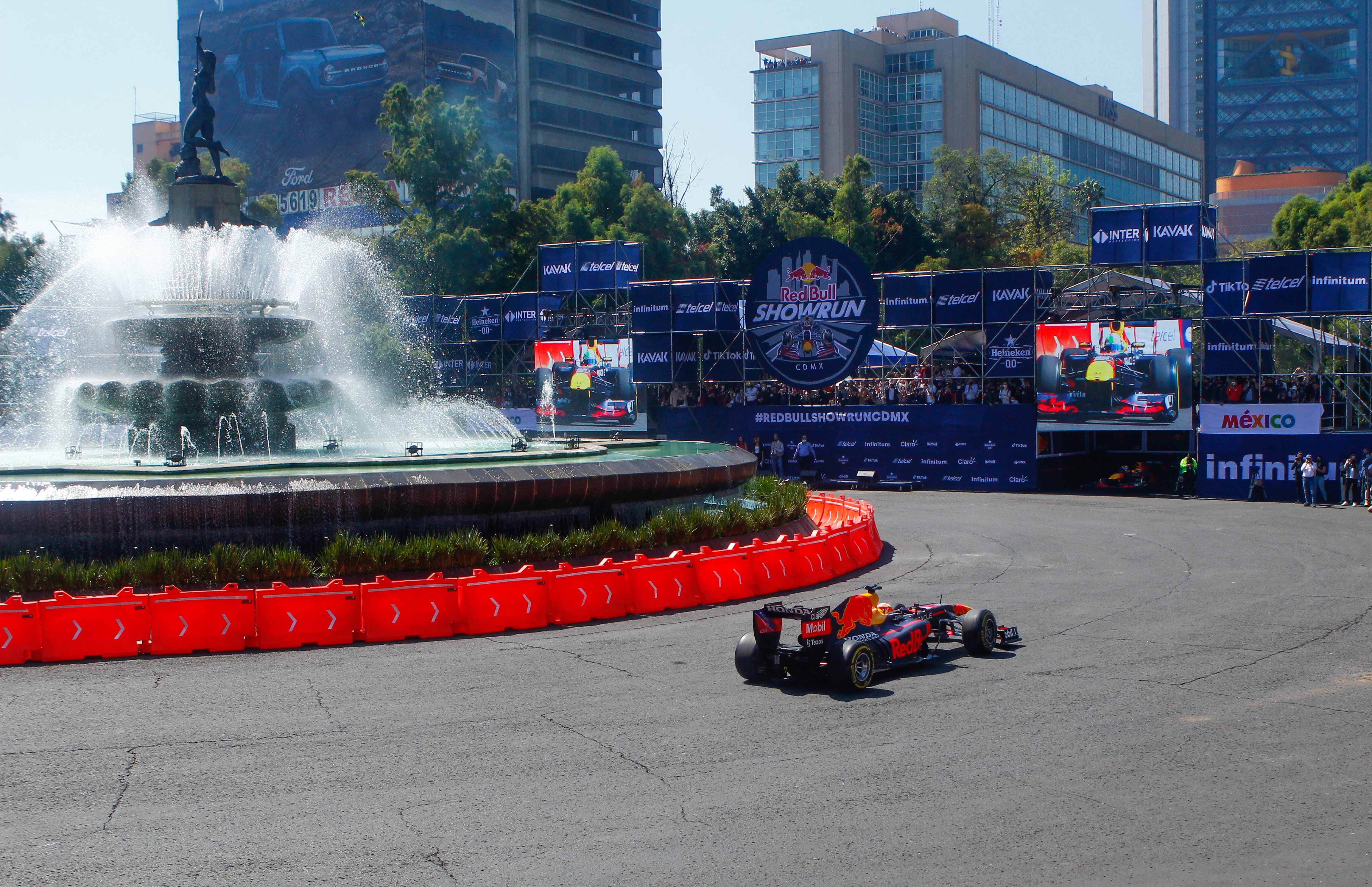 Ciudad de México. noviembre 3, 2021.Con motivo del Gran Premio de México Fórmula 1, se llevó a cabo el Red Bull Show Run en Avenida Paseo de la Reforma en le tramo de la Diana Cazadora al Ángel de la Independencia. Sergio
