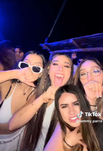 La influencer bromeó con lamerse