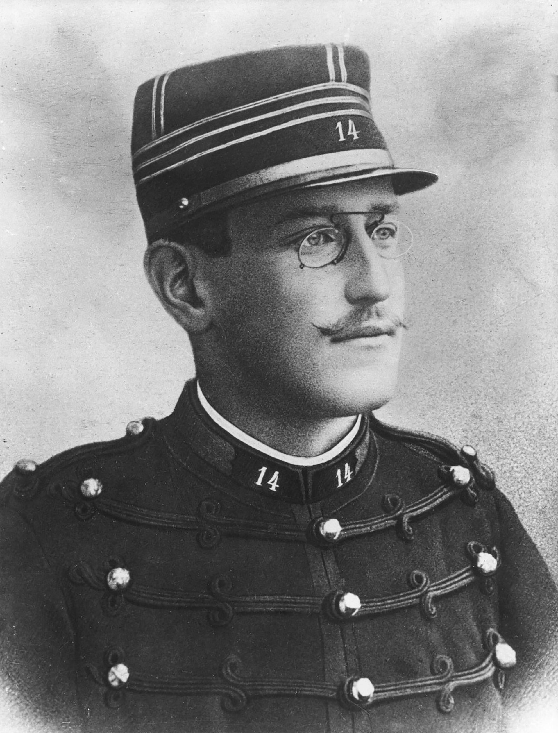 Alfred Dreyfus, capitán judío del ejército francés y de origen alsaciano, fue injustamente condenado por espionaje tras un juicio manipulado en 1894
