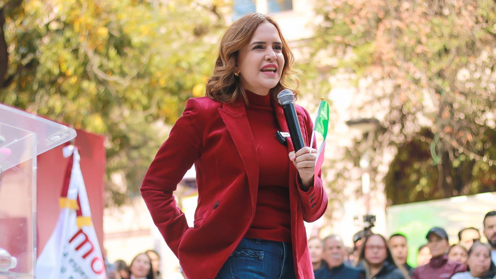 La política Clara Luz Flores habla ante simpatizantes para defender la unidad interna de Morena tras las declaraciones de Tatiana Clouthier. (@claraluzflores)