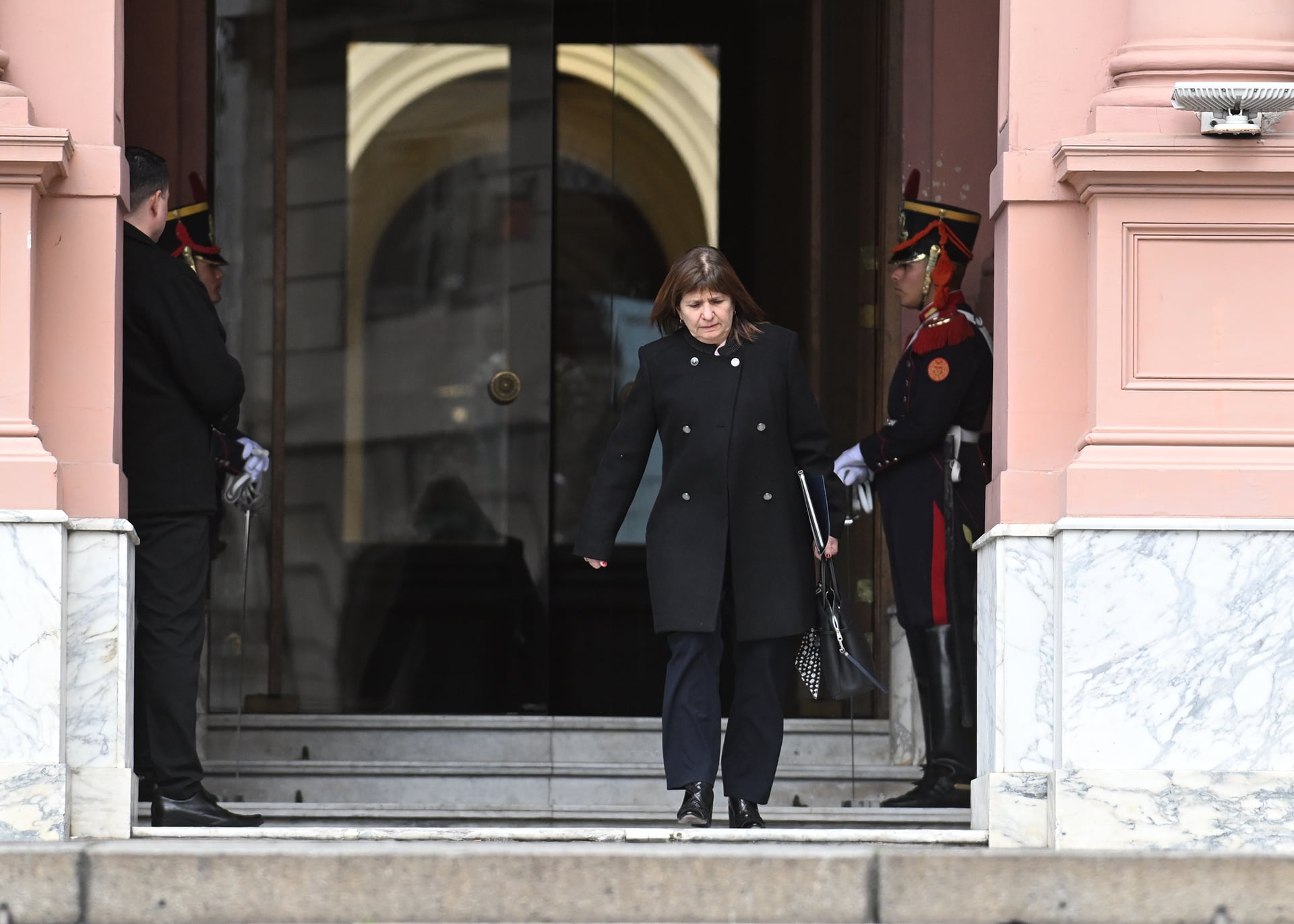La jefa del oficialismo en el Senado, Patricia Bullrich, al salir de la reunión de Gabinete realizada este lunes en la Casa Rosada que encabezó Javier Milei (Maximiliano Luna)
