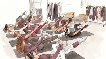 Ilustración acuarela de siete mujeres haciendo ejercicio en colchonetas con pesas ligeras, rodeadas de percheros con ropa y un banco. Predominan tonos neutros y pastel.