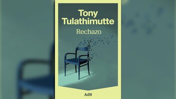 Cubierta del libro 'Rechazo' de Tony Tulathimutte. Muestra una silla azul oscuro desintegrándose en píxeles contra un fondo verde