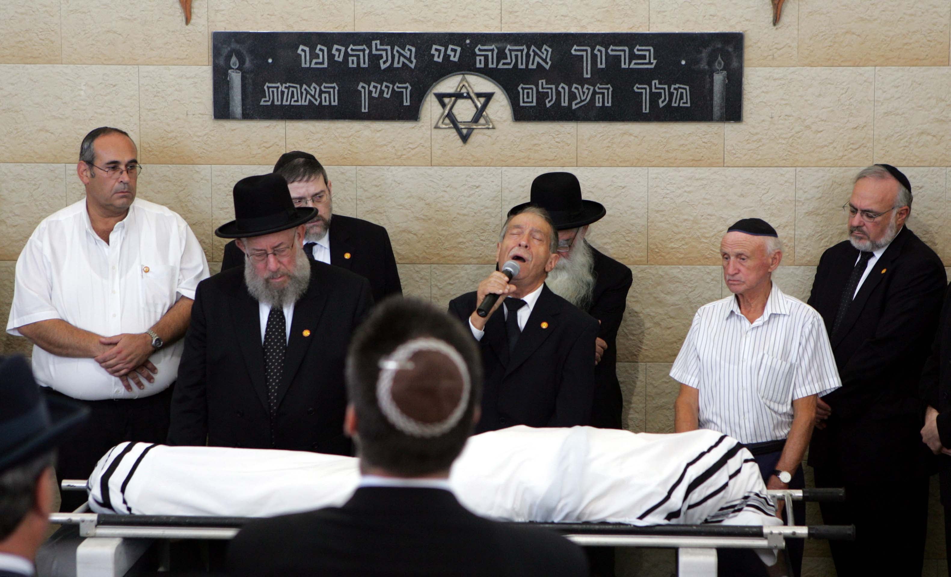 Simon Wiesenthal murió en Viena en 2005, tras sobrevivir a doce campos de concentración y dedicar su vida a perseguir a criminales nazis. La imagen de su funeral, ocurrido hace 21 años (REUTERS/Michael Leckel)