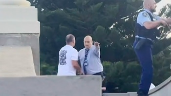 Barraza, armado únicamente con una