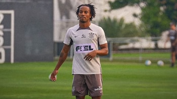 André Carrillo entrenándose con Corinthians.