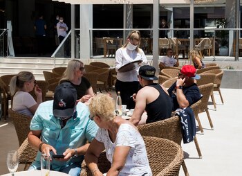 Turistas alemanes en el bar