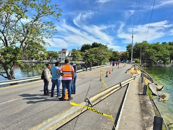 La Isla de Flores, en Guatemala, quedó bajo restricciones temporales en su acceso principal por daños estructurales en el relleno del puente hacia Santa Elena, en Petén. (Cortesía: Municipalidad de Flores, Petén)
