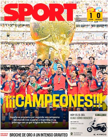 Portada del diario Sport con la selección de fútbol de España celebrando con el trofeo de la Copa del Mundo en un estadio y confeti dorado