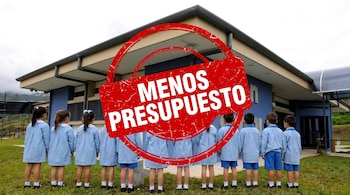 Niños con uniforme escolar celeste de espaldas frente a un edificio. Un sello rojo superpuesto dice "MENOS PRESUPUESTO" en blanco.
