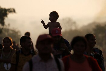 Migrantes caminan en una caravana