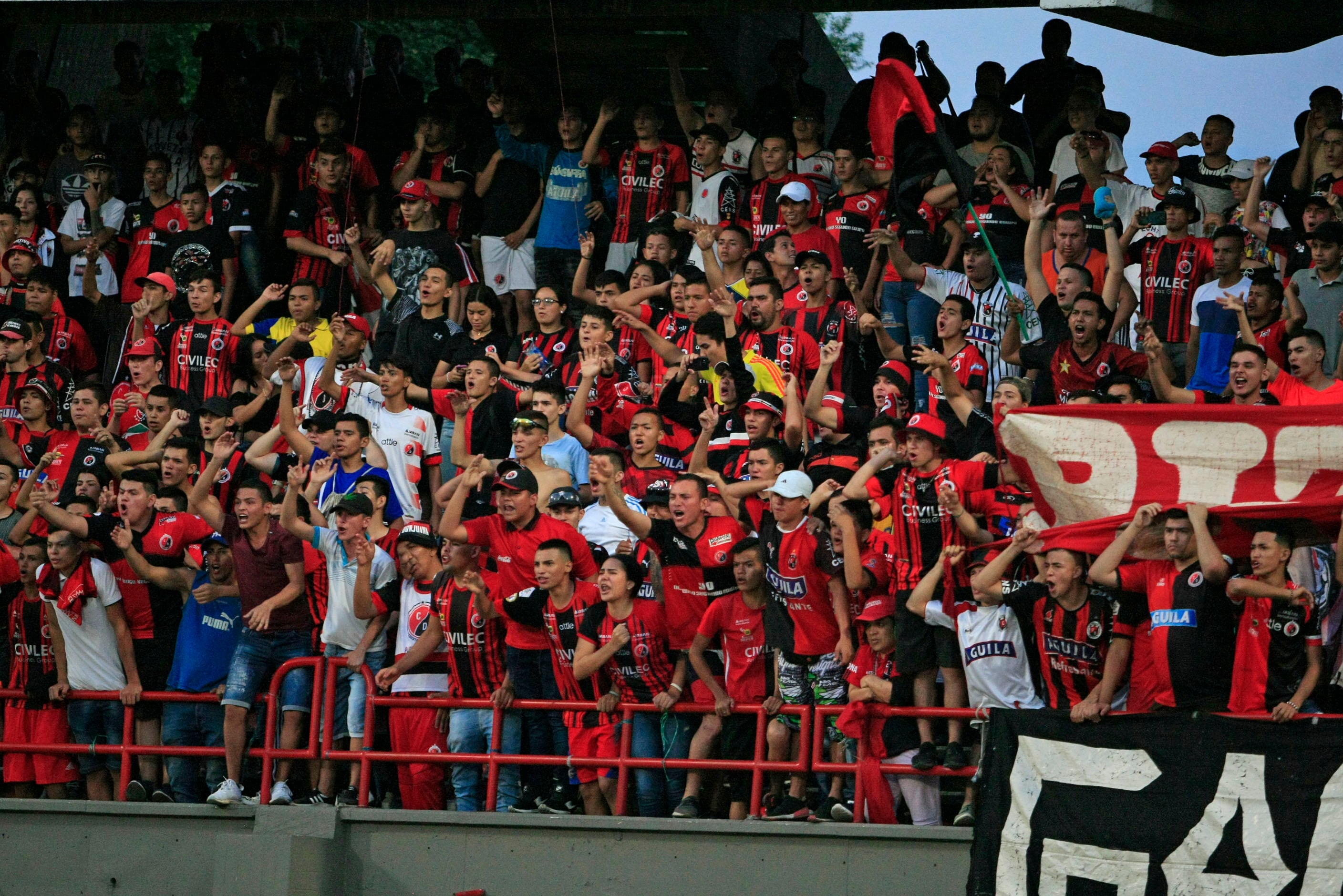 Decenas de hinchas del Cúcuta Deportivo resultaron heridos - crédito Colprensa