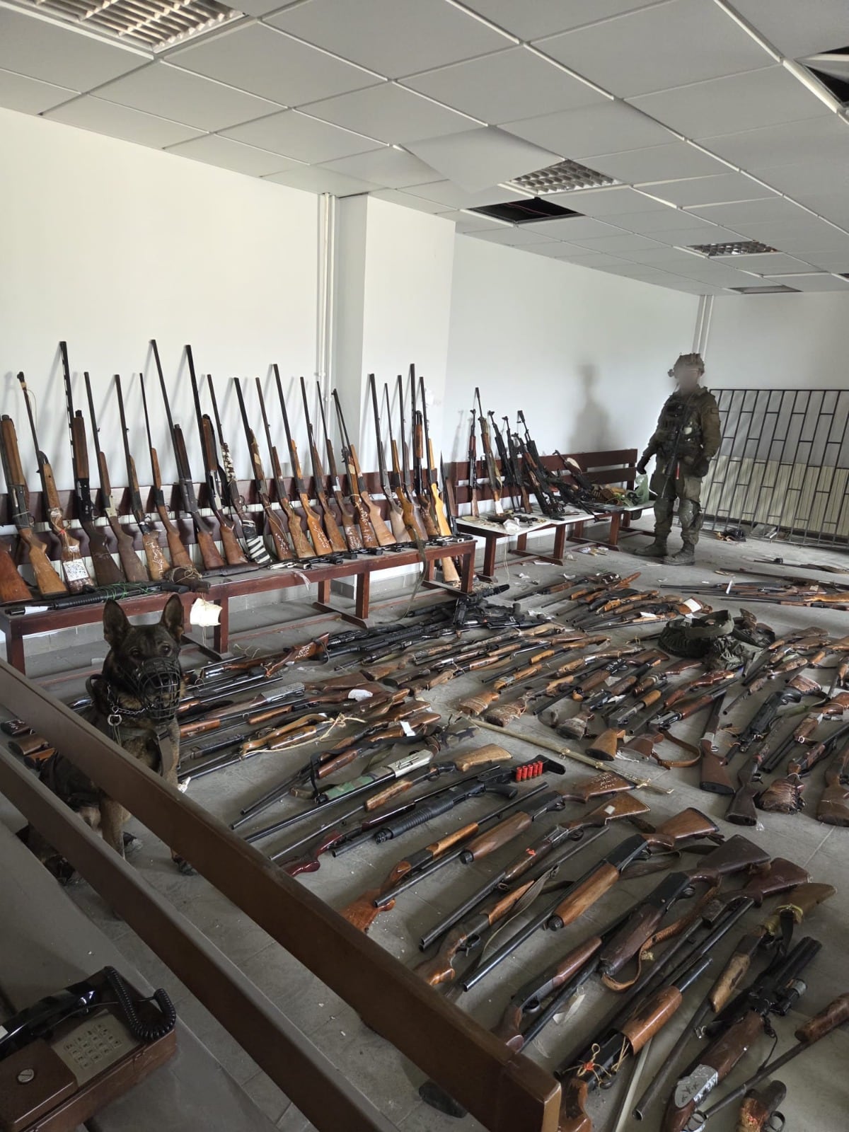 Fotos de las armas incautadas en una escuela de la zona de Bint Jbeil. (FDI)