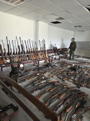 Fotos de las armas incautadas en una escuela de la zona de Bint Jbeil. (FDI)