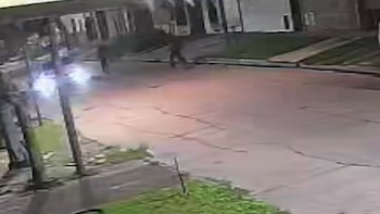 Violento ataque en Quilmes: balearon a un remisero que se resistió al robo de su auto y destrozó la moto de los asaltantes