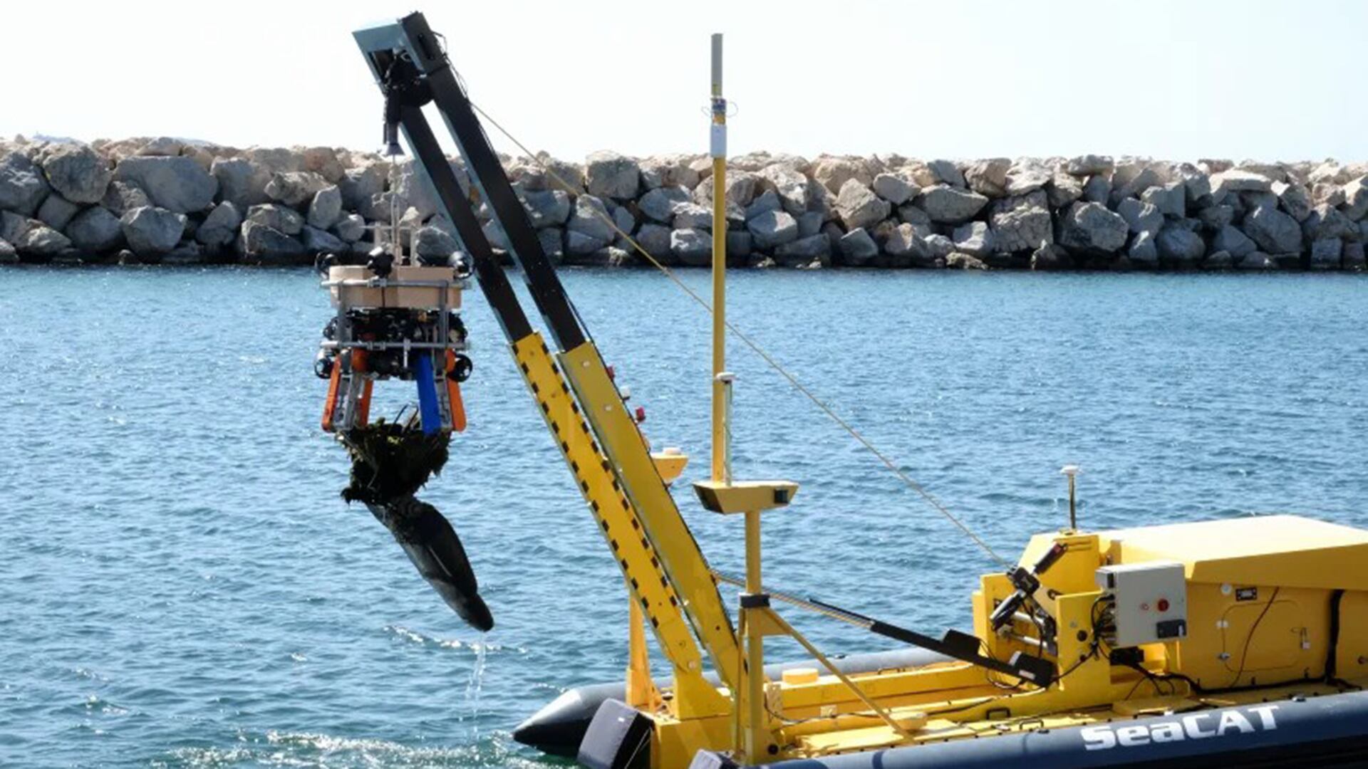 La mano robótica del Smart Grapple sostiene un objeto recogido del fondo oceánico (foto: Universidad Técnica de Múnich)