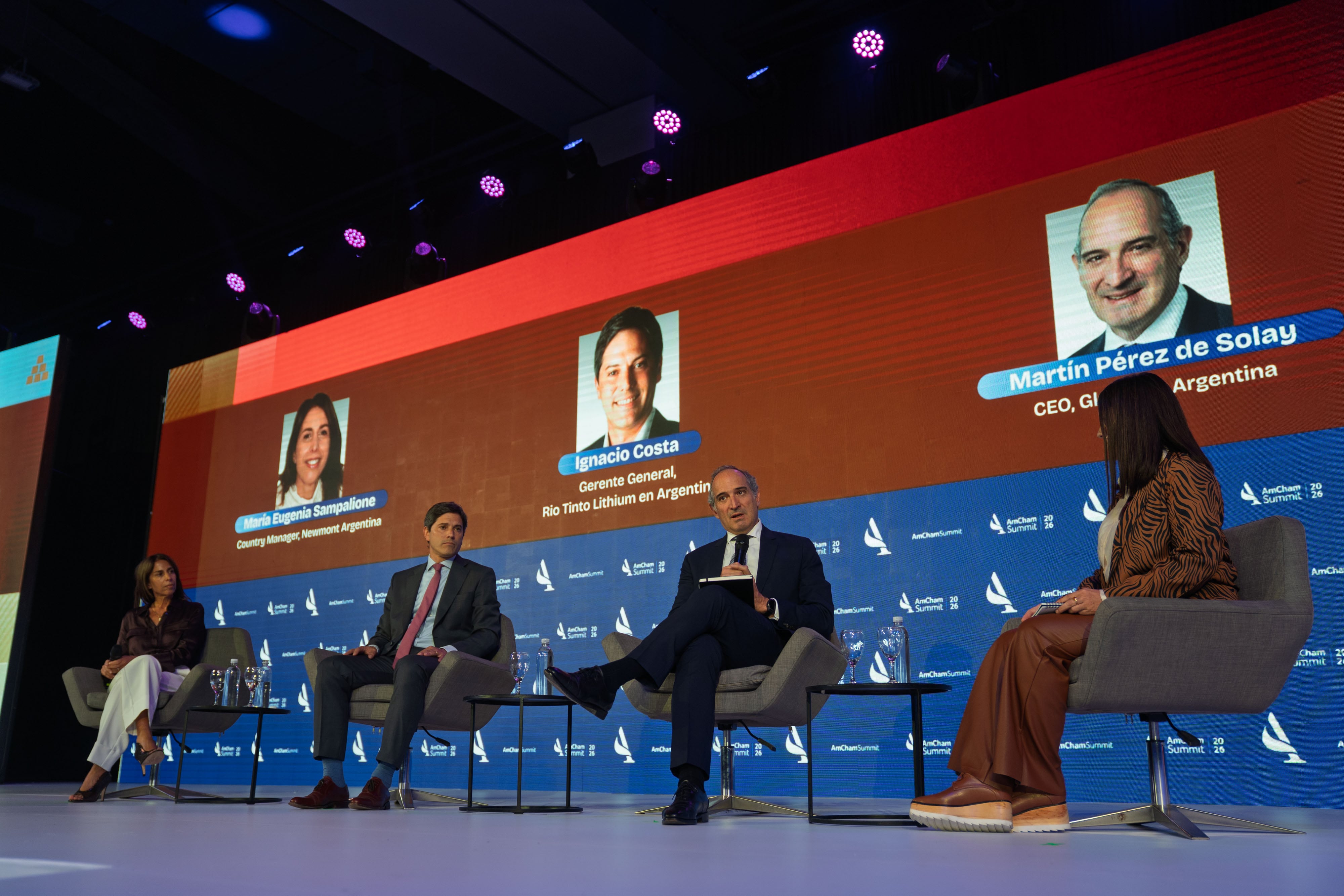 María Eugenia Sampalione, Country Manager de Newmont, Ignacio Costa gerente genereal de Río Tinto Lithium, y Martín Pérez de Solay, CEO de Glencore Argentina (AmCham)