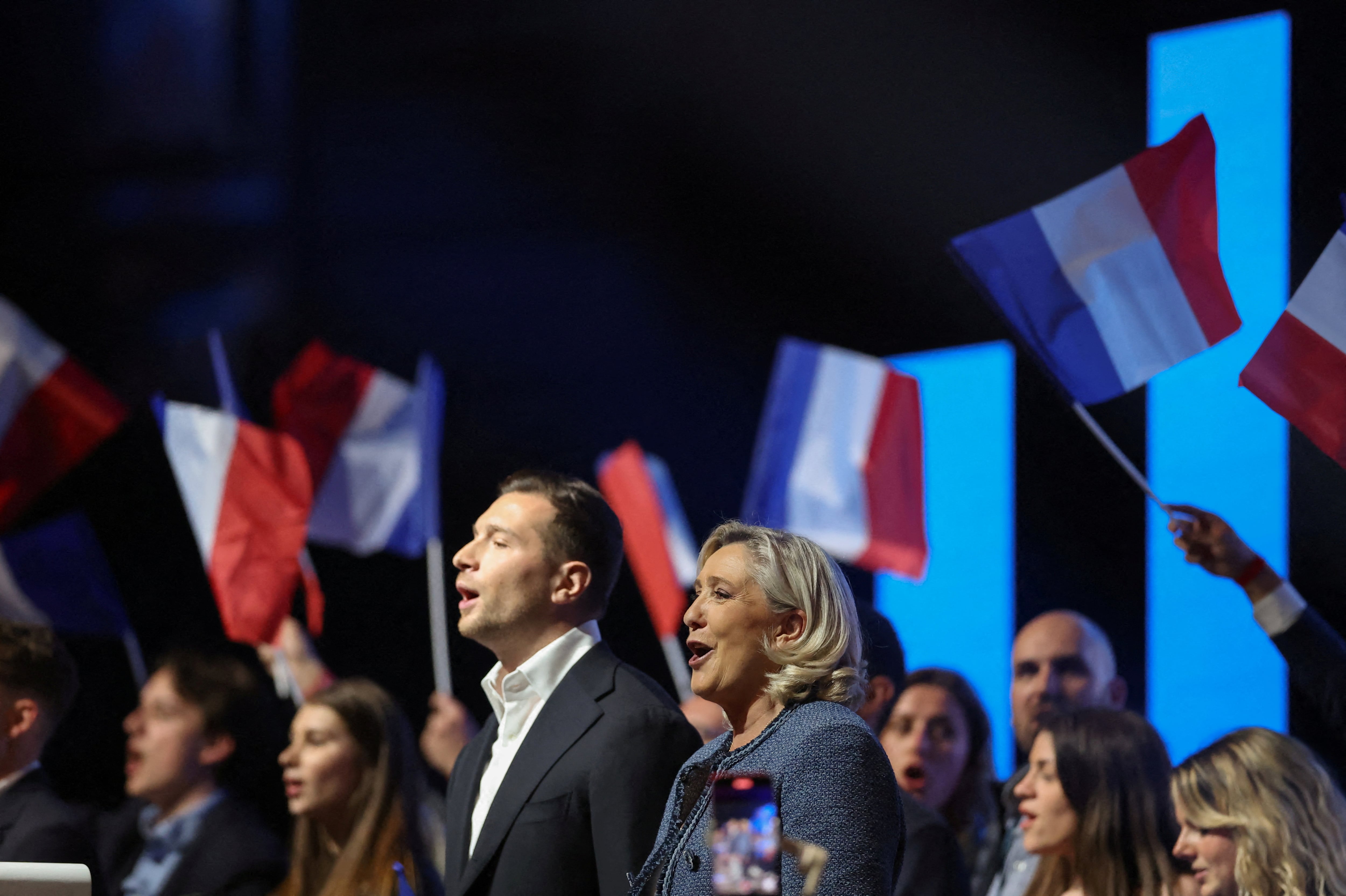Los líderes de extrema derecha franceses Marine Le Pen y Jordan Bardella, presidente del partido Agrupación Nacional (RN), cantan el himno nacional francés