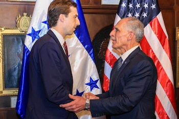 TEGUCIGALPA (HONDURAS), 14/05/2026.- Fotografía cedida por Casa Presidencial de Honduras que muestra al presidente hondureño, Nasry 'Tito' Asfura (d), saludando al subsecretario de Estado para Asuntos Económicos, Energéticos y Empresariales de Estados Unidos, Caleb Orr, durante una reunión para estrechar lazos bilaterales y explorar nuevas oportunidades de inversión en sectores estratégicos para el país centroamericano este jueves, en Tegucigalpa (Honduras). EFE/ Casa Presidencial de Honduras /SOLO USO EDITORIAL/NO VENTAS/SOLO DISPONIBLE PARA ILUSTRAR LA NOTICIA QUE ACOMPAÑA (CRÉDITO OBLIGATORIO)