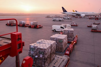 Camiones cargan ayuda humanitaria destinada