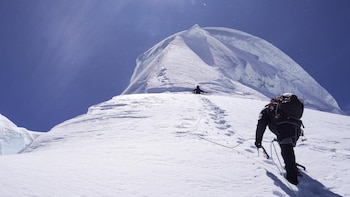 Avalancha en el nevado Tocllaraju deja dos muertos y un guía herido que sigue atrapado: piden helicóptero de rescate para evacuarlo